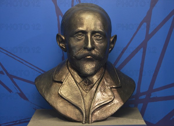 Bust Adam Opel