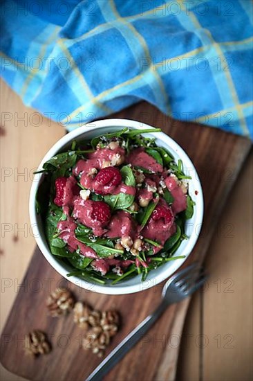 Lamb's lettuce with raspberries and vinaigrette and walnuts