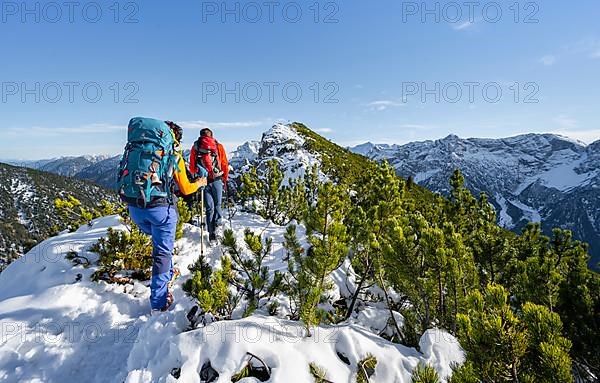 Hikers on a ridge in autumn with snow, hiking trail to Weitalpspitz