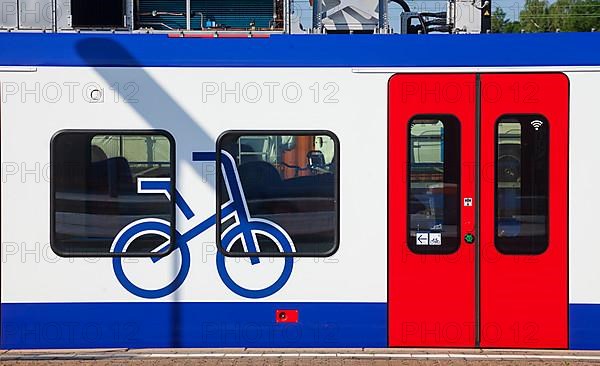 Bicycle transport on the train, local train at Nienburg station