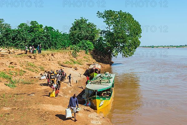 Passenger ferry at Belo sur Tsiribihina