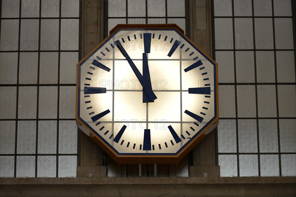 Station clock