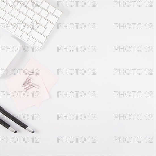 Pens sticky notes near keyboard mouse