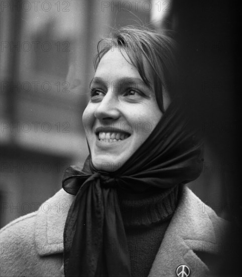 Actress Marlen Diekhoff in 1964 in Hanover as a supporter of the peace movement