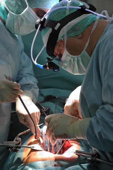 The urology ward of the Elisabeth Hospital in Iserlohn rightly enjoys a good reputation. Numerous patients in the district are sent here for treatment by their general practitioners. The photo shows a urological operation