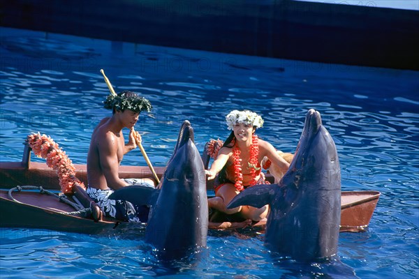 Hawaiian show at Sealife Park with dolphins