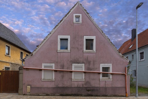 Single-family house with a drain pipe in front of the facade