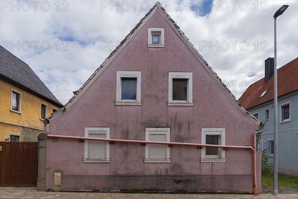 Single-family house with a drain pipe in front of the facade