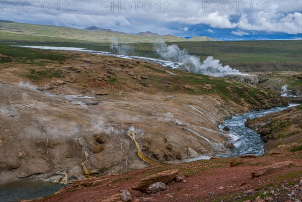 Hot springs along the road from Tsochen to Lhasa