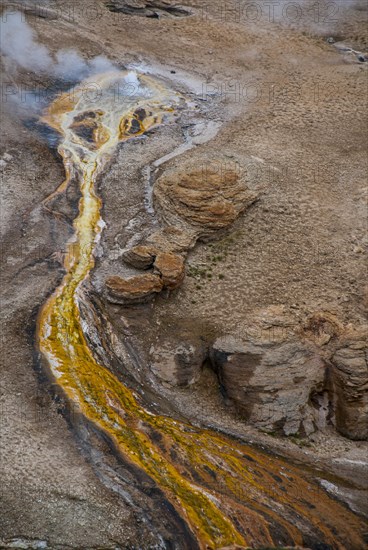 Hot springs along the road from Tsochen to Lhasa