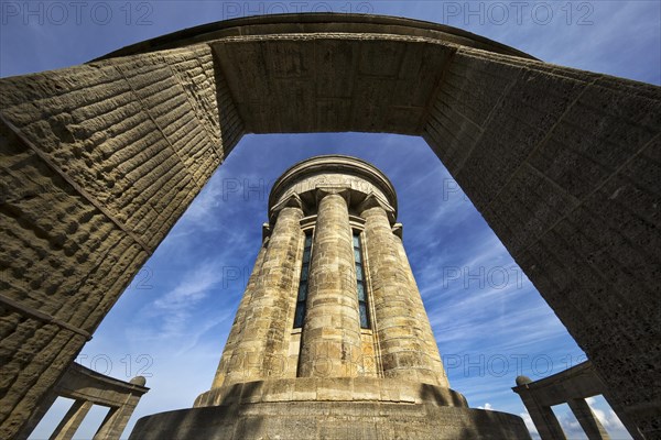 Burschenschaftsdenkmal mit Saeulenumgang