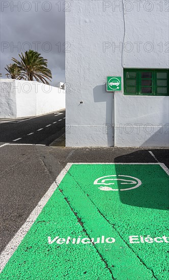 Parking and charging station for electric cars