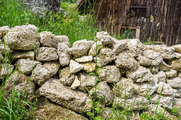 Structure of a stone wall using the example of one in the front garden of a cottage in the Swabian Alb near Bad Urach
