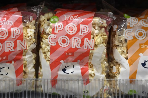 Popcorn display shelf