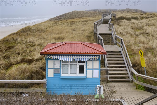 Control hut at the transition to the beach