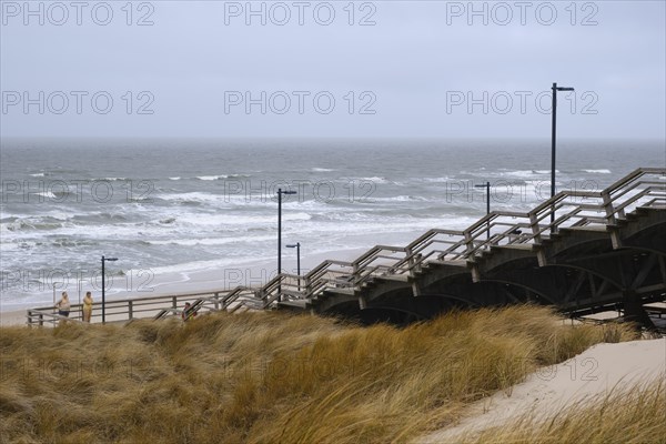 THolztreppe zum Strand mit Kunstfiguren