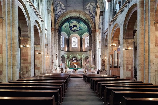 St. Apostles, interior view with view of the crossing altar, Romanesque church, Cologne, Rhineland, North Rhine-Westphalia, Germany, Europe