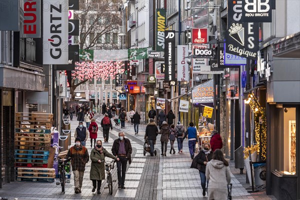 Shopping streets in Cologne after the lockdown in the Corona crisis, pedestrian zone Hohe Strasse