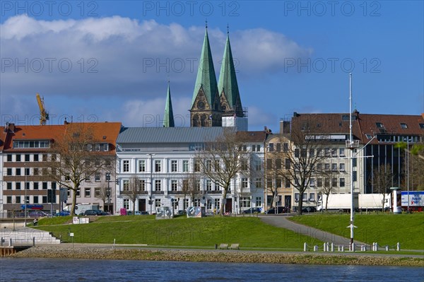 View across the Weser from Bremens new town to the old town and the cathedral