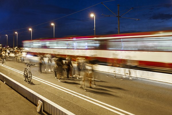 Crowds on the Oberkassel bridge after the fireworks of the Rhine fun fair