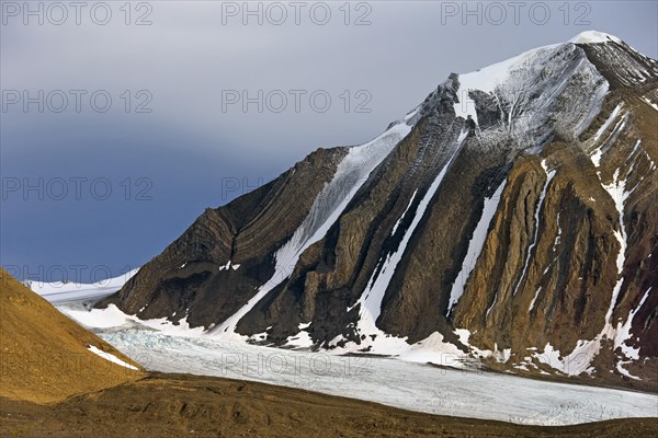 Samarinbreen glacier debouches into Samarinvagen