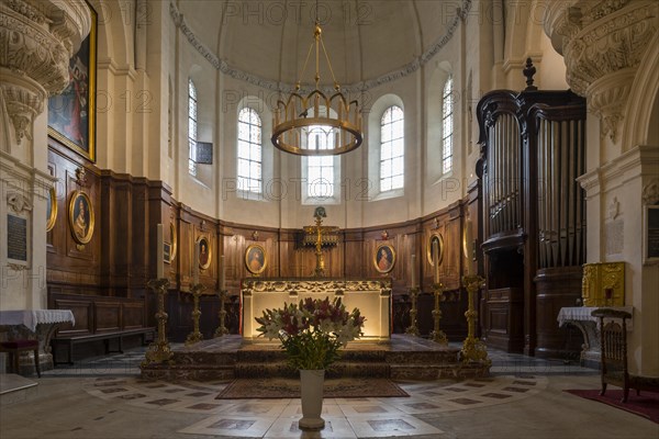 Altar and church organ of the Cathedrale Notre-Dame des Doms d'Avignon