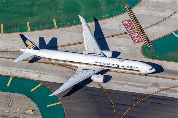 A Singapore Airlines Boeing 777-300