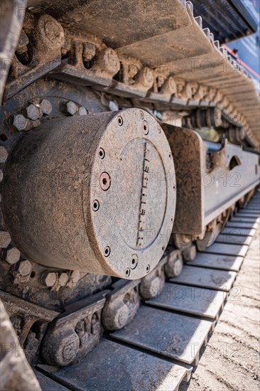 Liebherr R922G8 chain on construction site