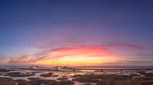 Evening atmosphere on the Weser near Bremerhaven at low tide