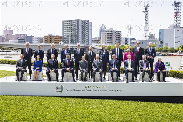 Family photo of the G7 Finance Ministers Meeting in Niigata