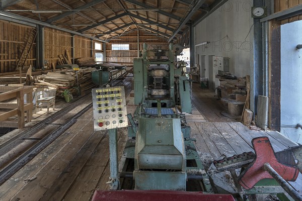 Frame saw and control machine in a sawmill