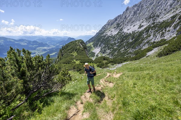 Mountaineers climbing the Hackenkoepfe