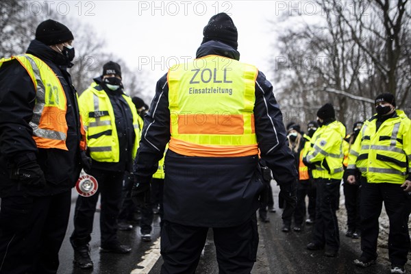 Customs check on the Strasse des 17. Juni in Berlin