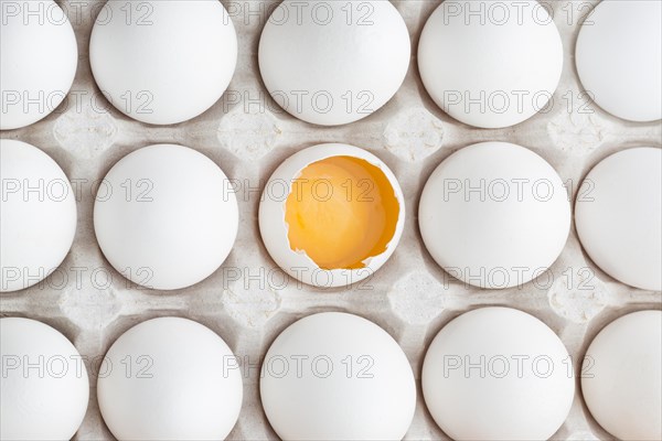 Eggs formwork with one cracked