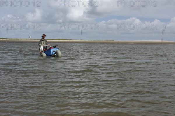 Crossing the tideway off the island of Minsener Oog