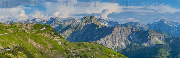 Mountain panorama from Zeigersattel to Hoefats 2259m