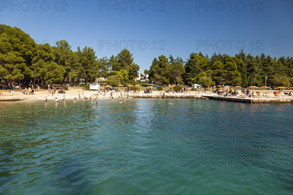 Beach on the stone coast of Spadici