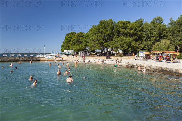 Beach on the stone coast of Spadici