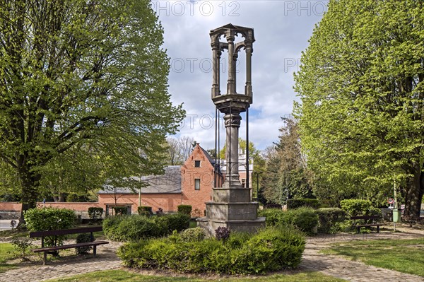 The pillory and the Bailli House at Kasteelbrakel