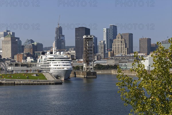 Cruise ship in the Old Port