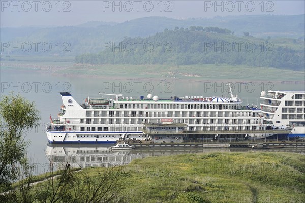 Cruise ship on the Yangtze River