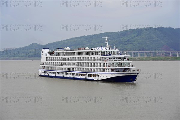 Cruise ship on the Yangtze River