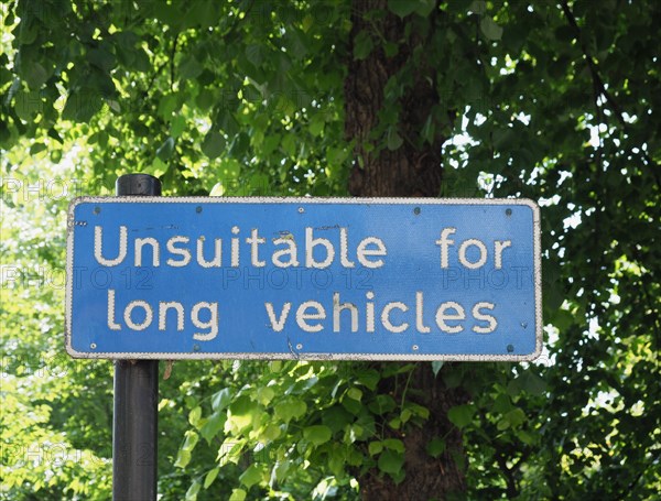 Unsuitable for long vehicles traffic sign