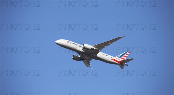 A passenger aircraft of the US airline American Airlines takes off from Frankfurt Airport