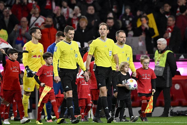 Teams, teams around referee team with referee Sascha Stegemann, ball kids enter the field, Allianz Arena, Munich, Bavaria, Germany, Europe