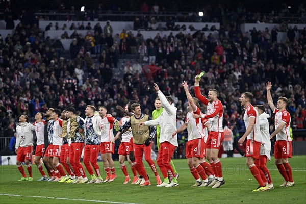 Final cheers, FC Bayern Munich players celebrate victory in front of fans in the South Curve, Allianz Arena, Munich, Bavaria, Germany, Europe