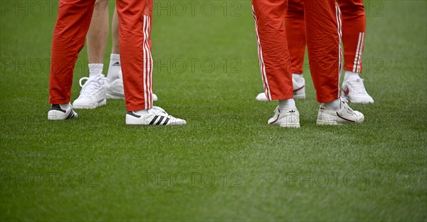 Legs, feet of FC Bayern Munich players, Adidas, logo, shoes, training trousers, on grass, MHPArena, MHP Arena Stuttgart, Baden-Wuerttemberg, Germany, Europe