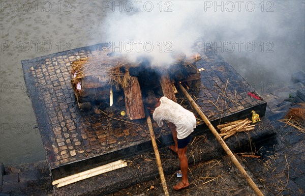 Cremation, hindu funerary ritual, Newar culture, Bagmati river, Pashupatinath, Kathmandu, Nepal, Asia