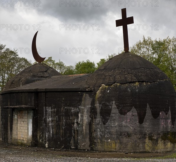 Artwork Migration object, cross and crescent on a former air raid shelter, artist Helmut Bettenhausen, Public Art Ruhr, Cranger Kirmesplatz, Herne, Ruhr Area, Germany, Europe