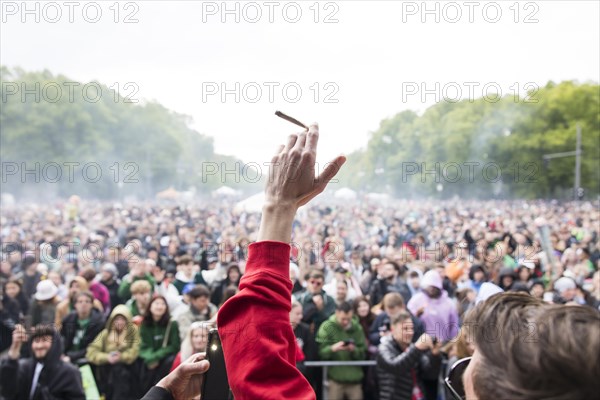 Participants smoke a joint at 16:20 (4:20 pm) at the 420 legalisation party at the Brandenburg Gate, Berlin 20.04.2024